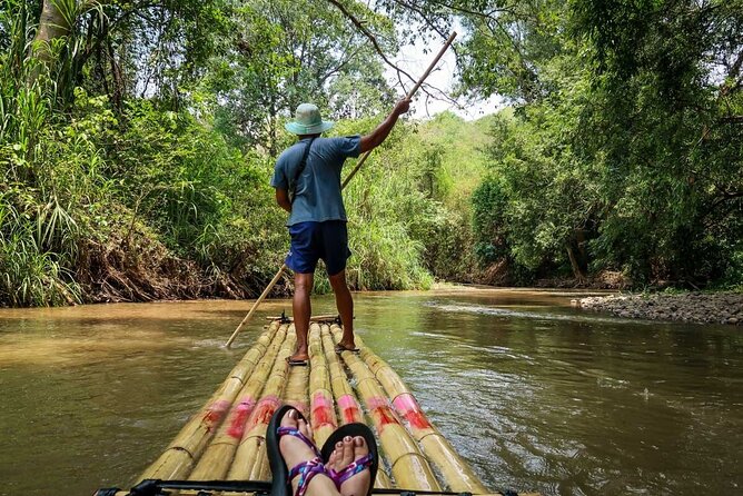 Paseo en balsa de bambú en Chiang Mai, Tailandia