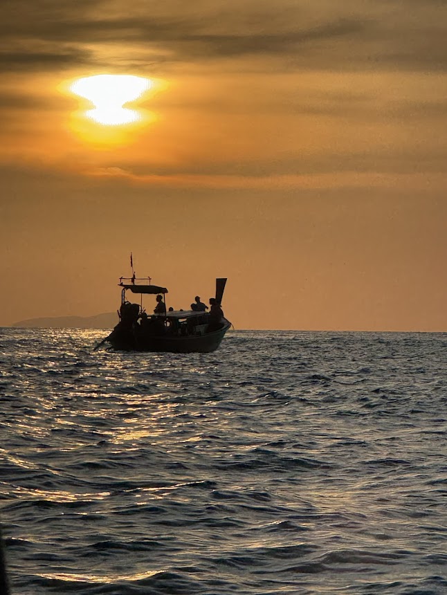 Atardecer en un barco durante una excursión en las Phi Phi Island Atardecer en un barco durante una excursión en las Phi Phi Island