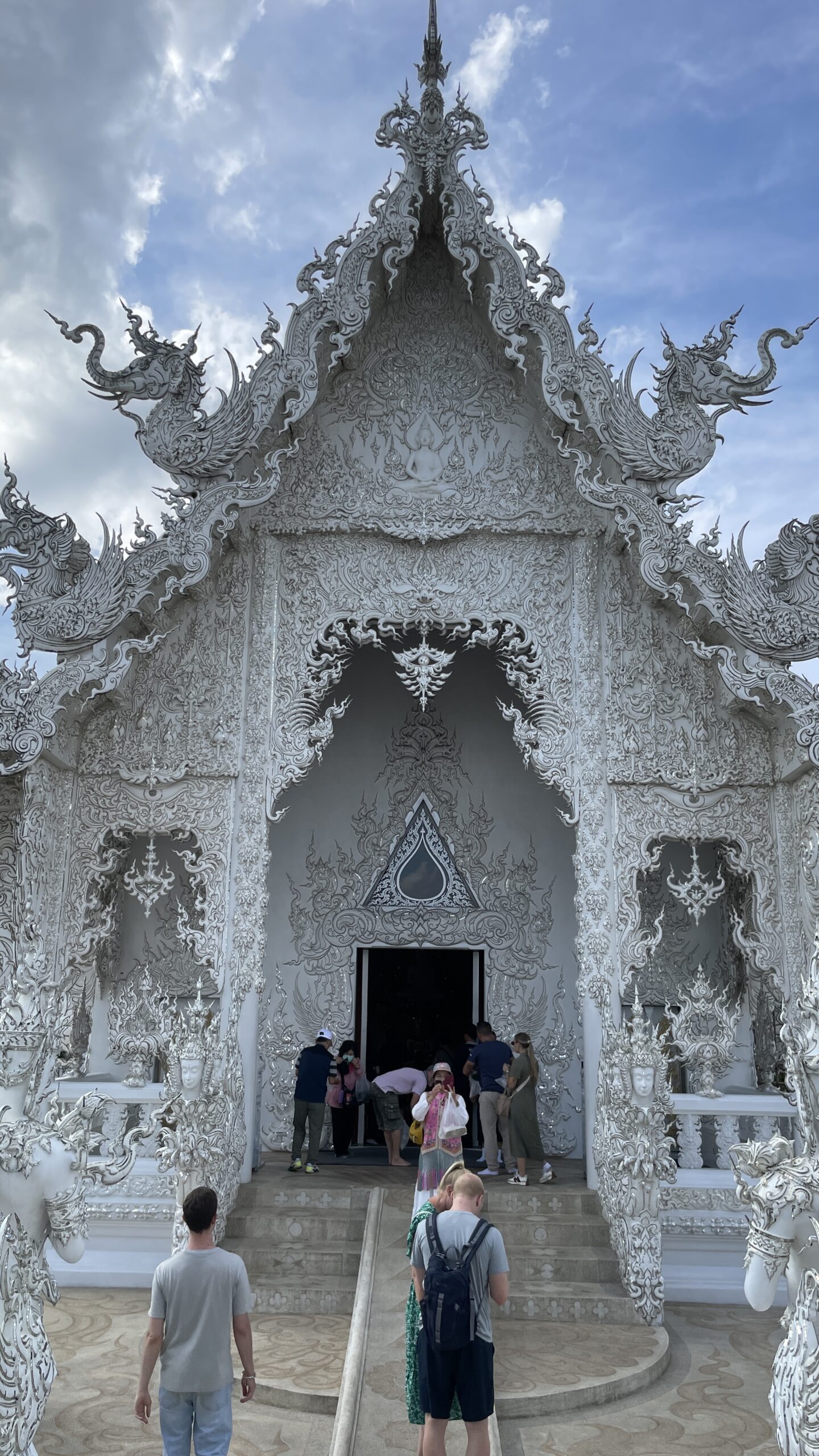 Entrada principal del Templo Blanco de Chiang Rai