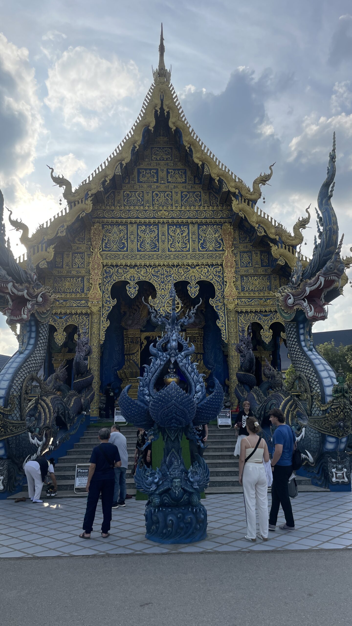 Fachada del Templo Azul de Chiang Rai