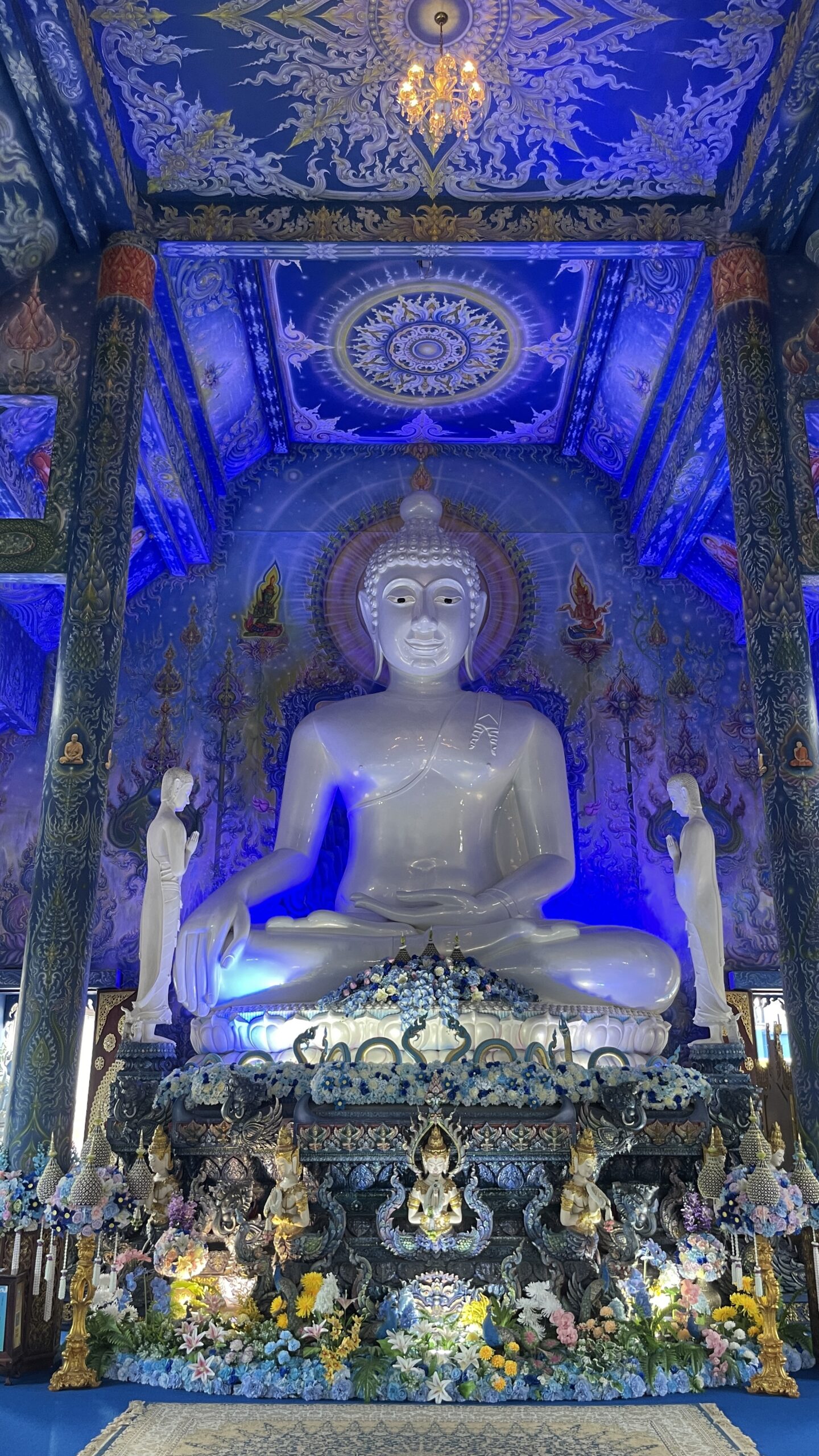 Gran Buda blanco en el interior del Templo Azul de Chiang Rai