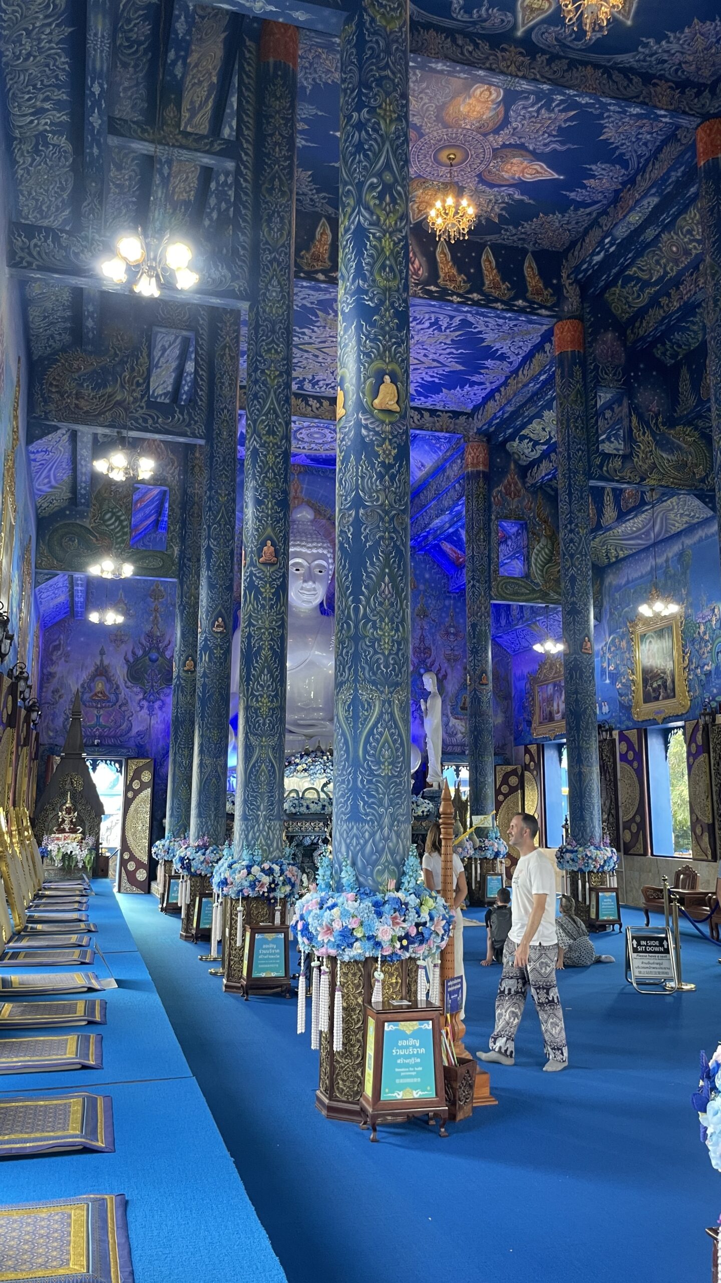 Interior del Templo Azul en Chiang Rai