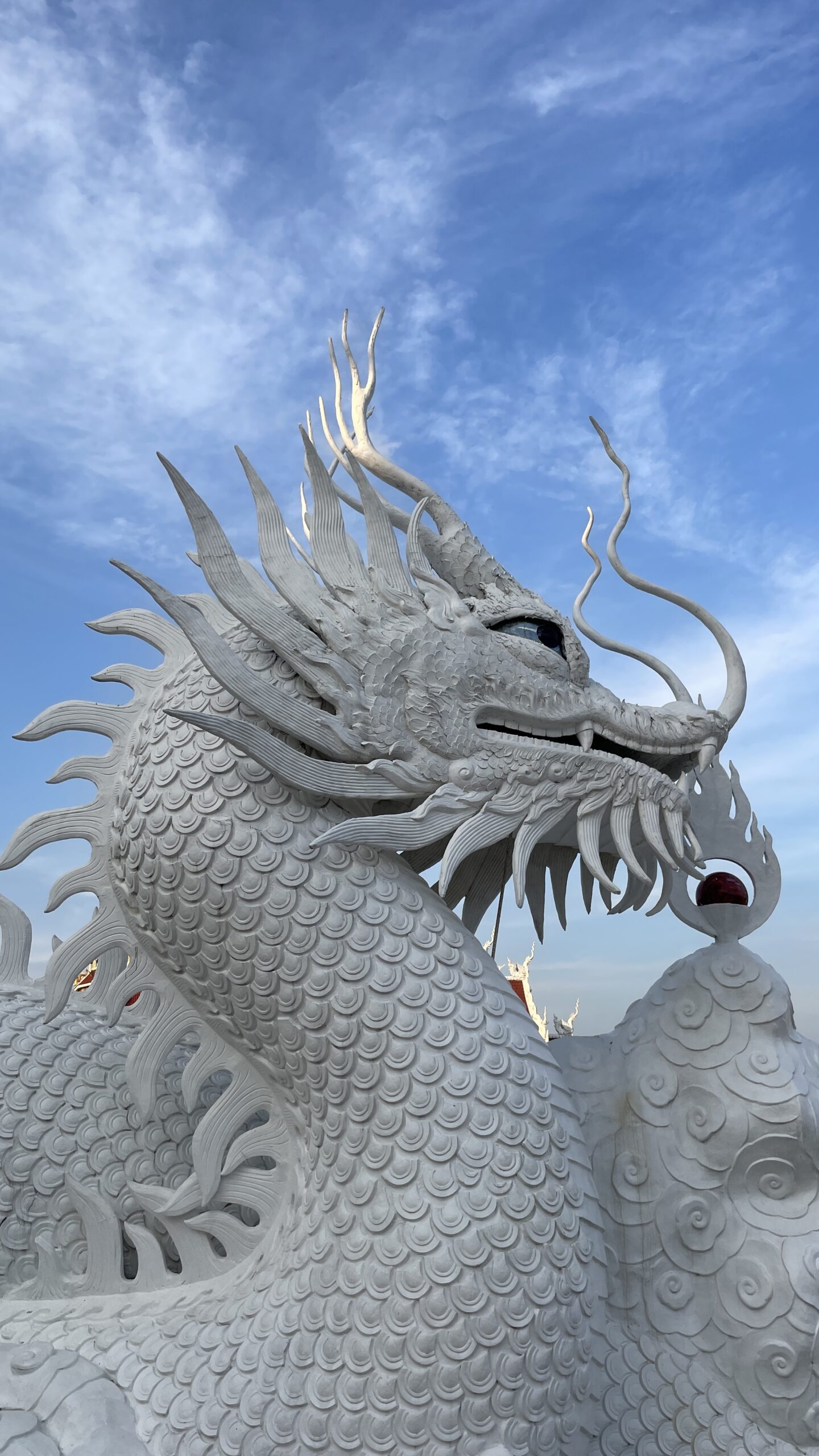 Dragón en la entrada del Templo Blanco de Chiang Rai
