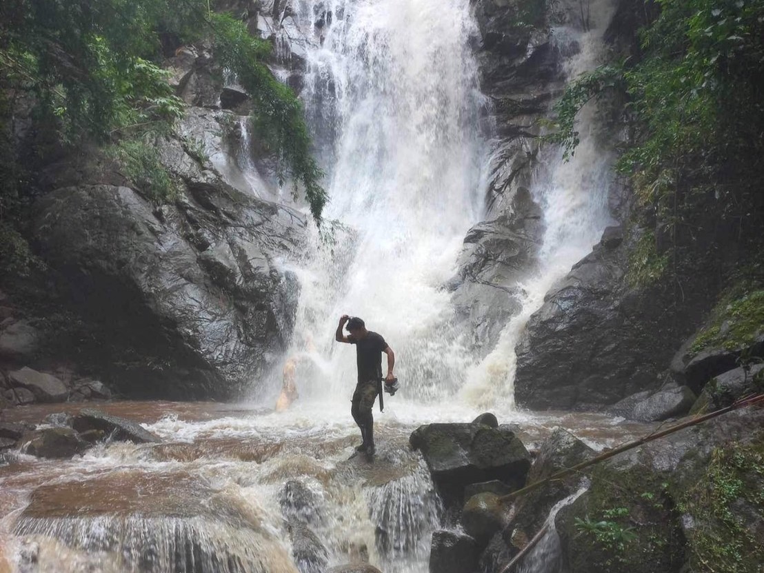 Baño en una cascada de Chiang Mai