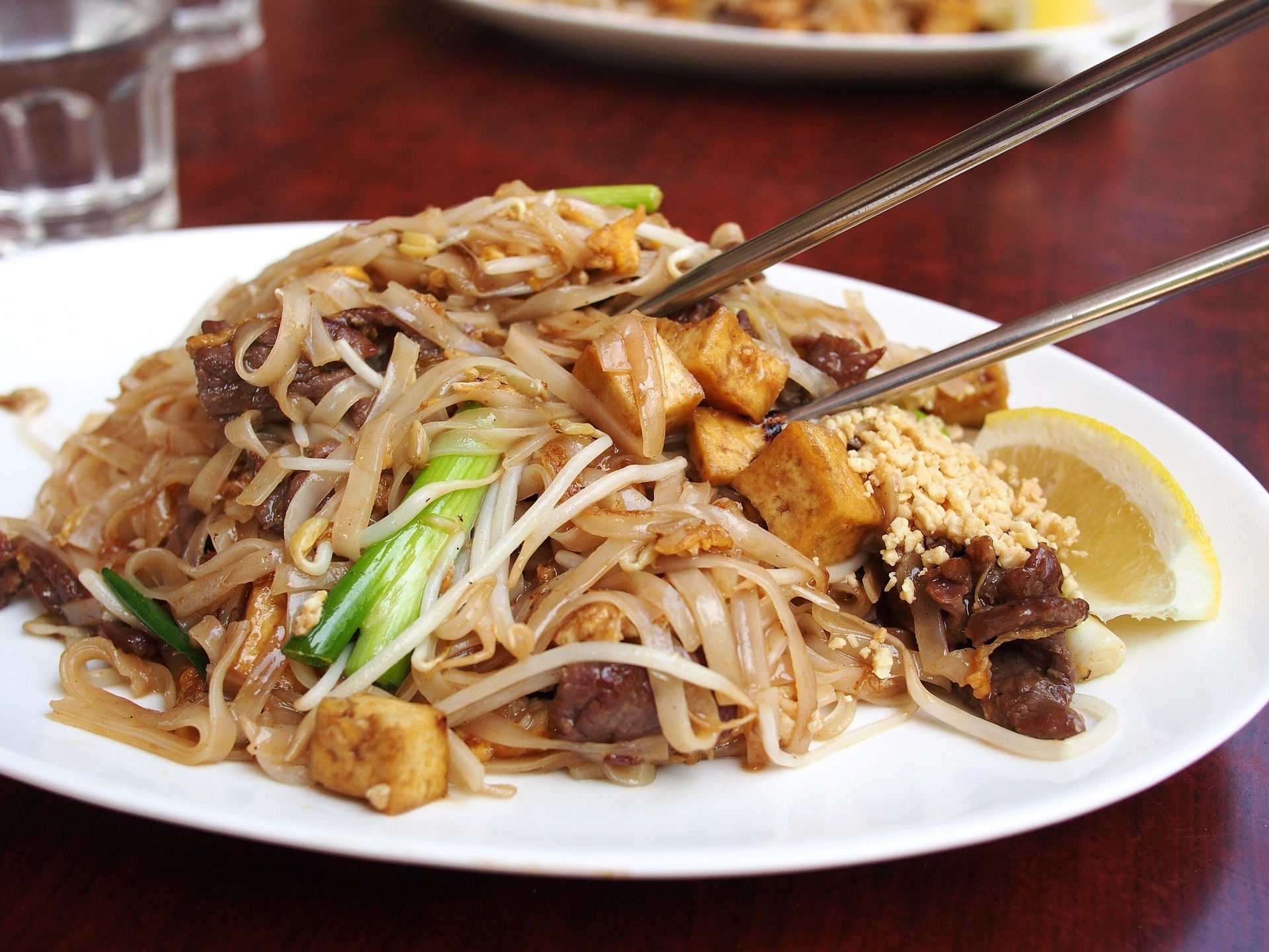 Plato de Pad Thai tradicional en Tailandia