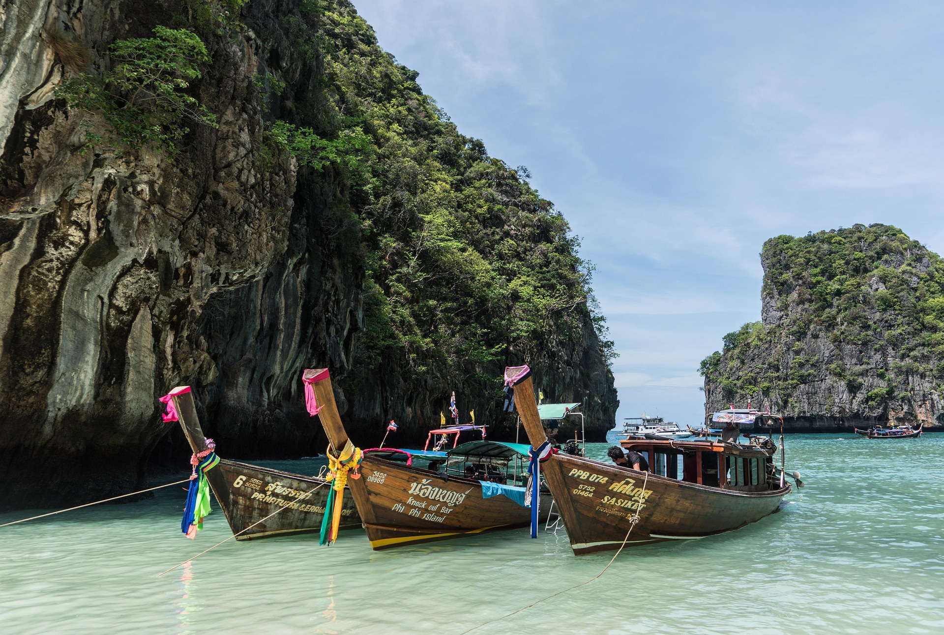 Lancha rápida frente a las Islas de Phi Phi.