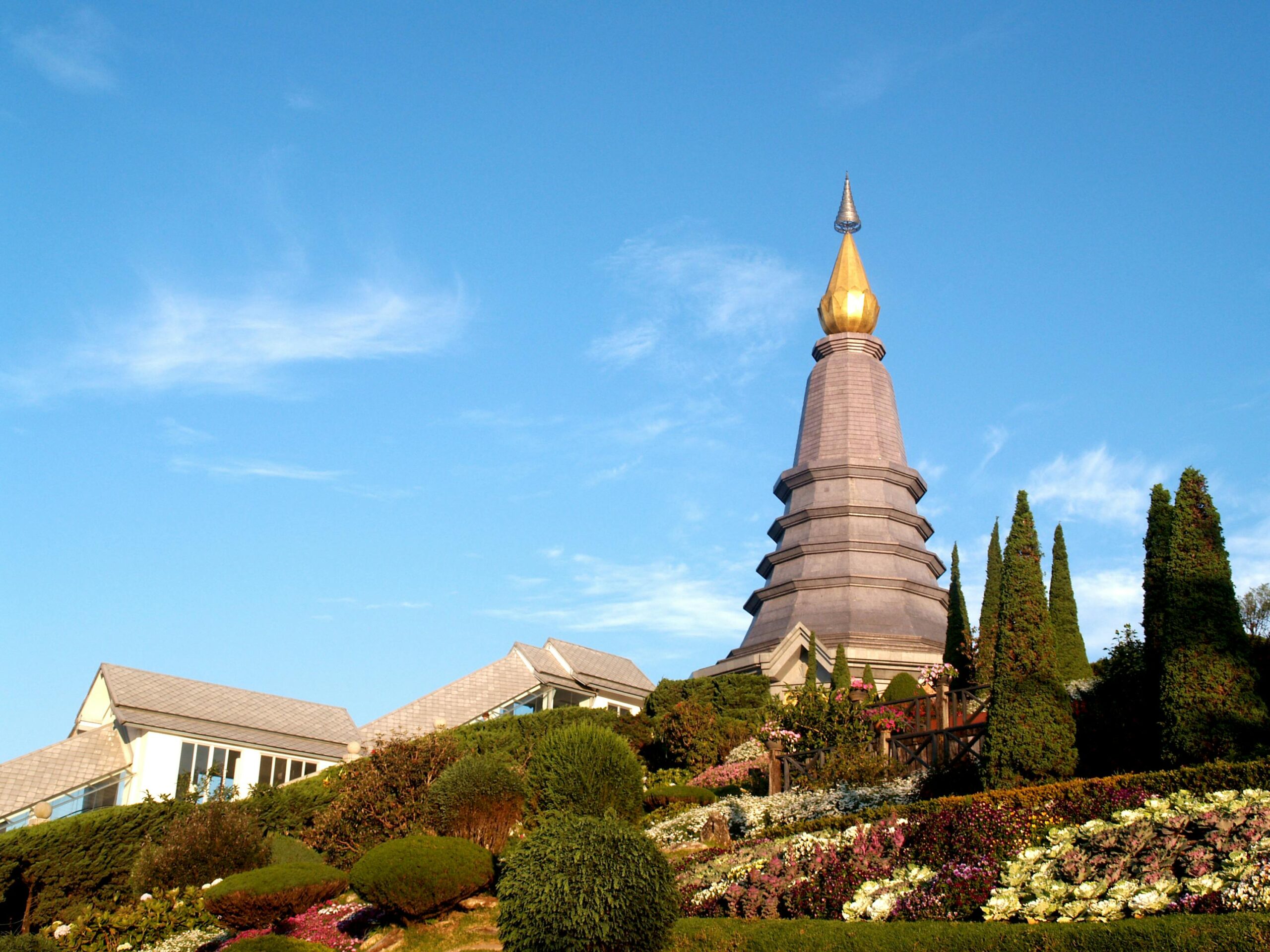 Twin Pagodas rodeadas de jardines en Chiang Mai