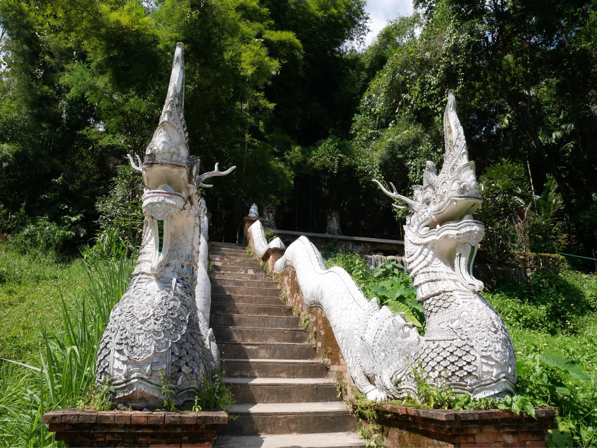 Cascada junto al templo Wat Pha Lat.