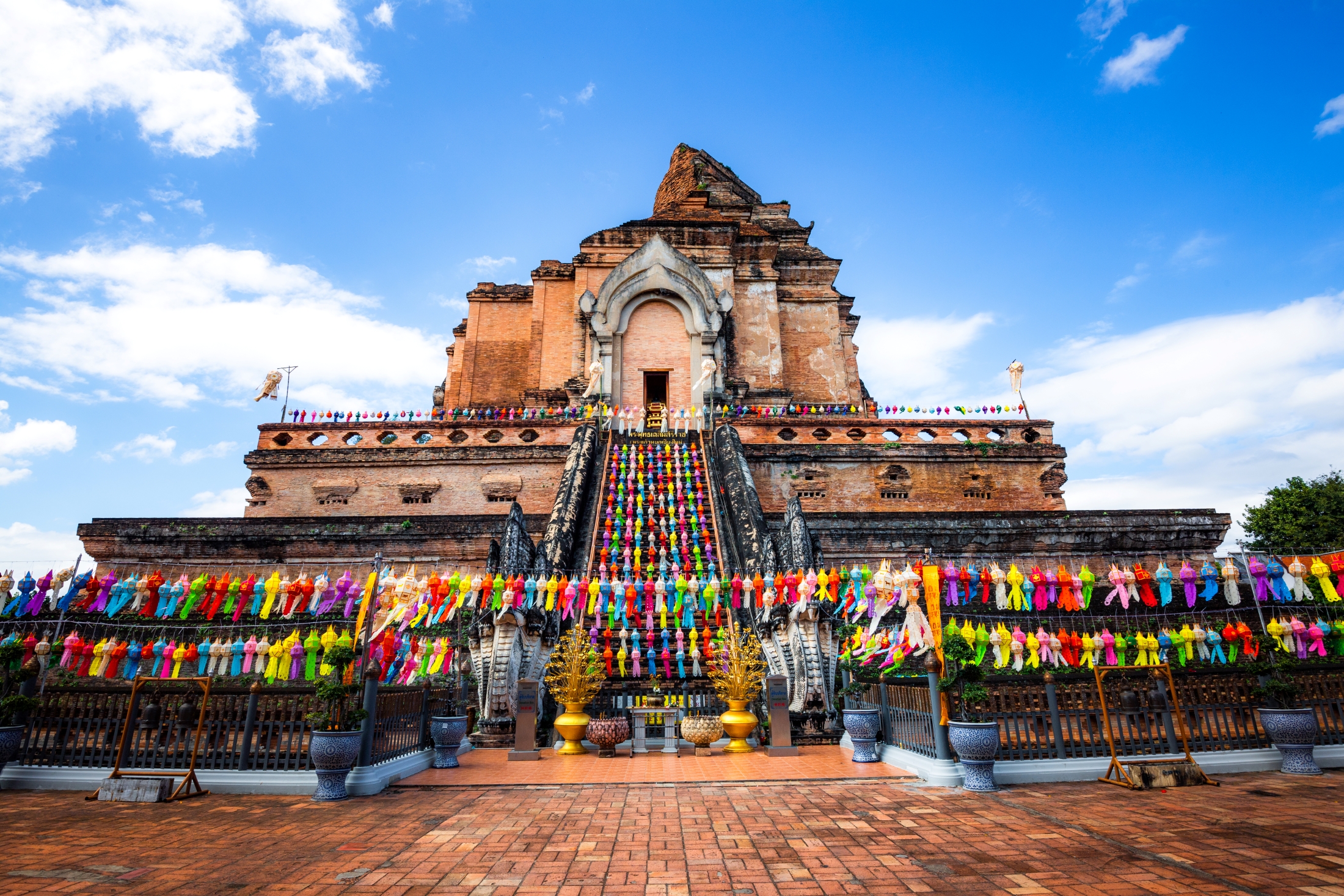 Gran pagoda de Wat Chedi Luang durante un tour en Chiang Mai.