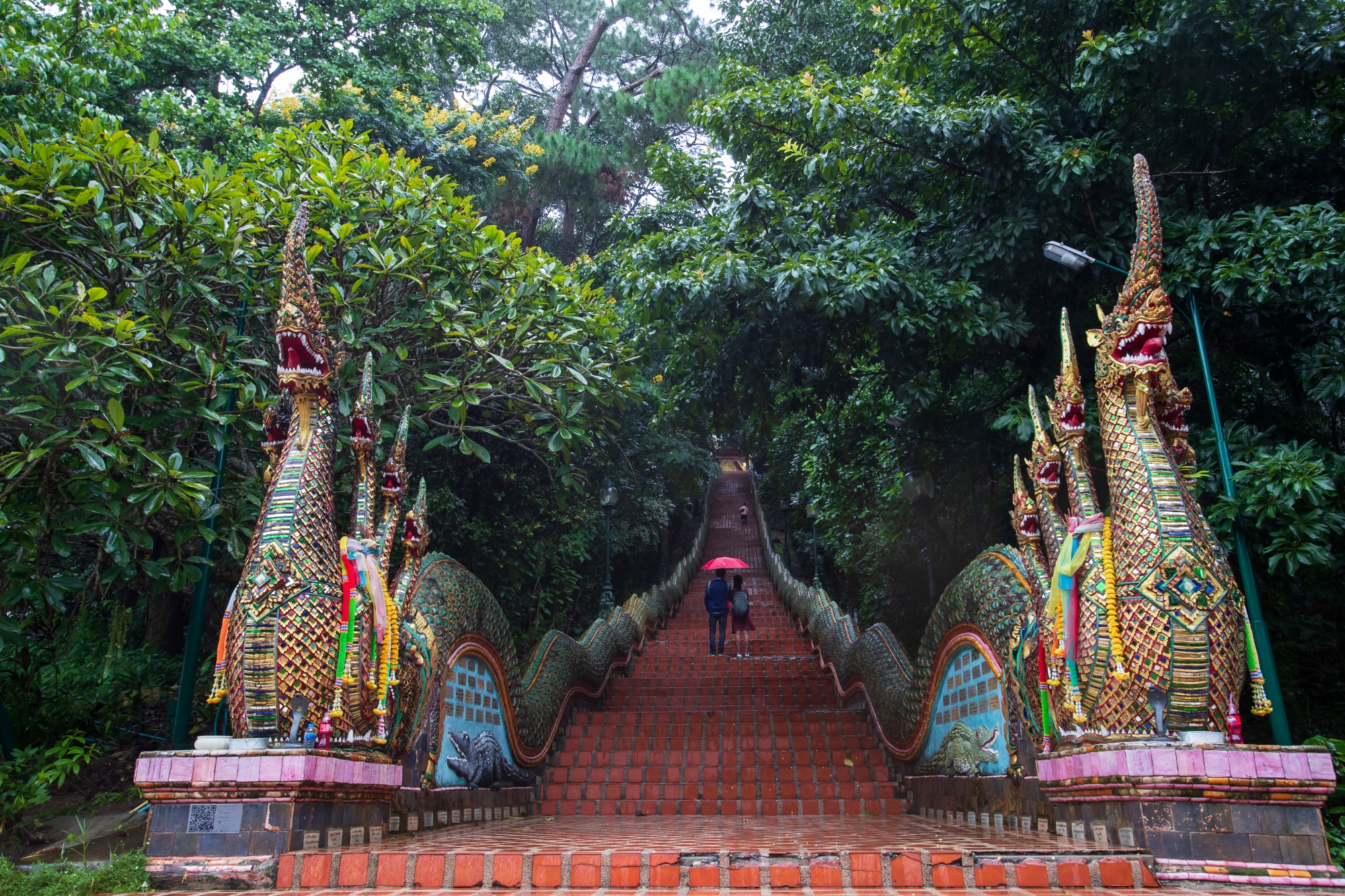 Escalinata de Wat Doi Suthep con serpientes naga.