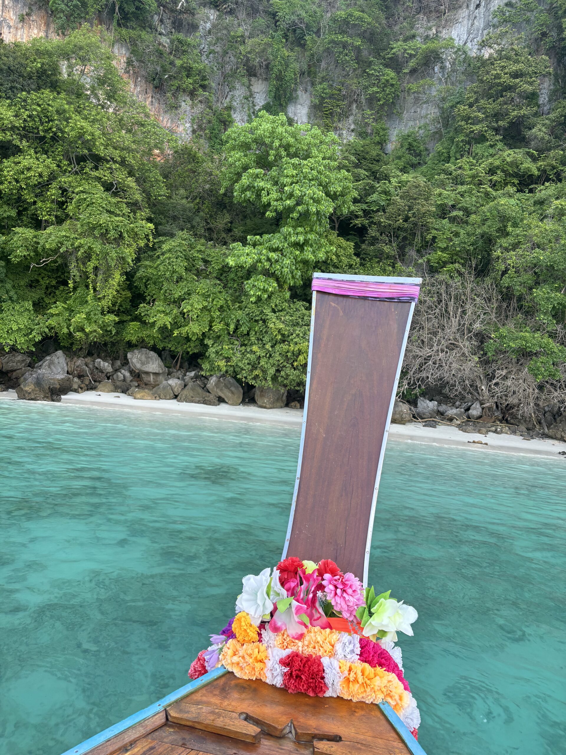 Barco navegando por las Islas Phi Phi en Tailandia