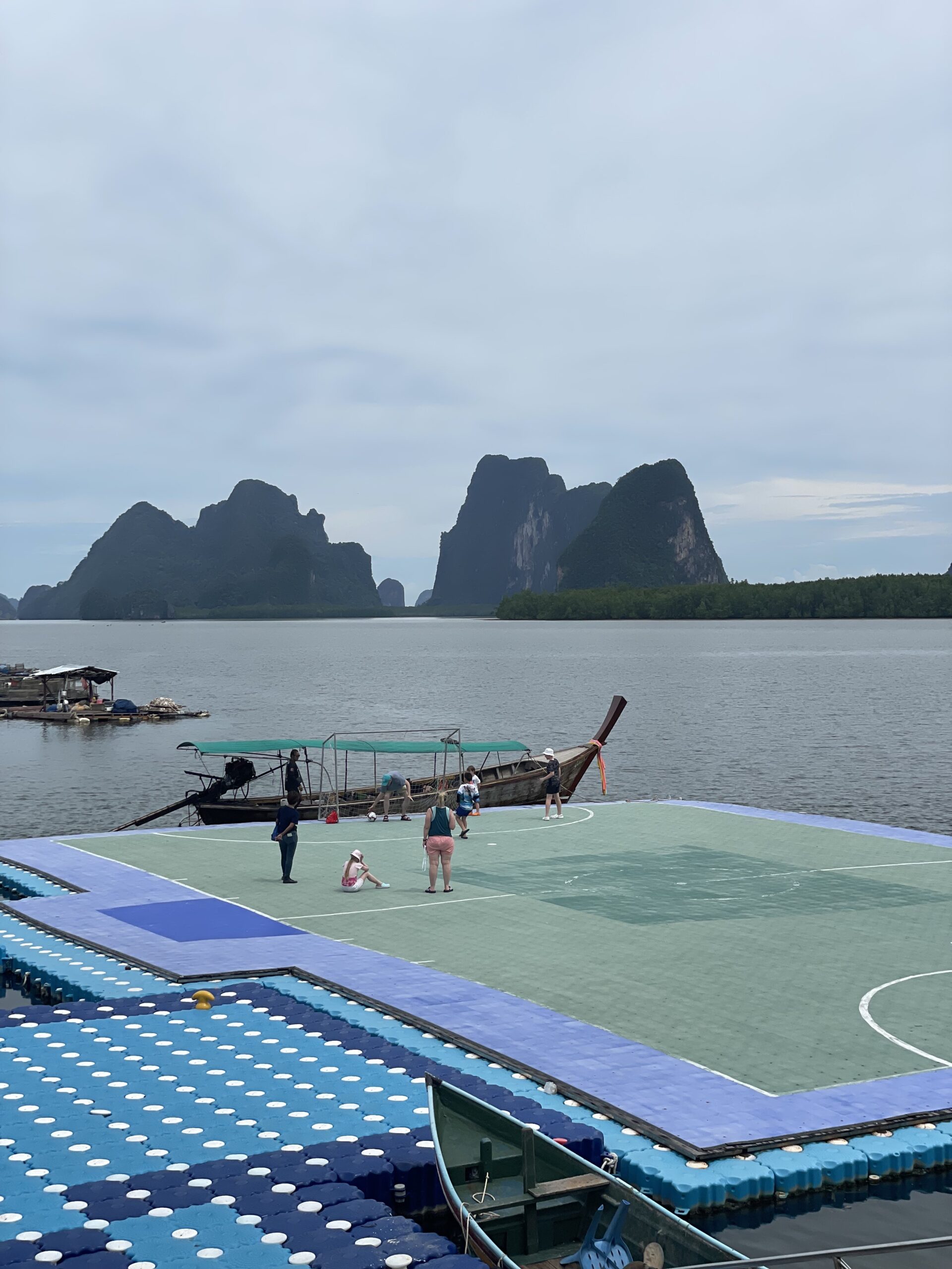 Texto alternativo: Pista de fútbol flotante de Koh Panyee en Tailandia