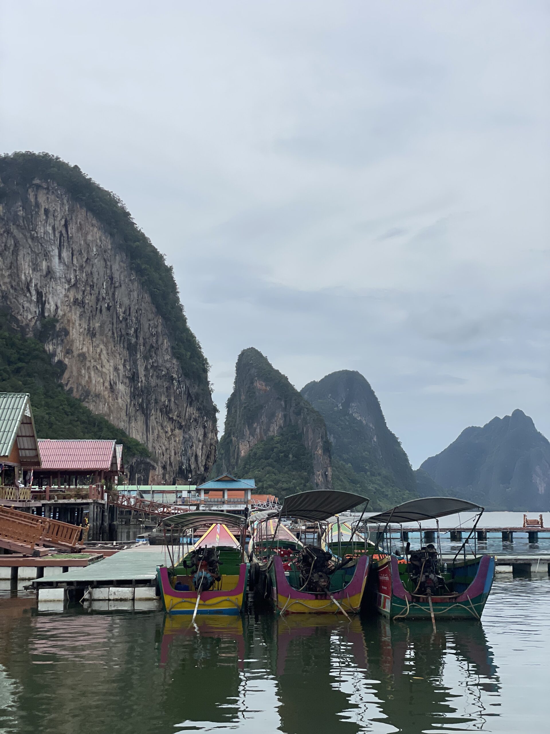 Longtail boat navegando por la bahía de Phang Nga