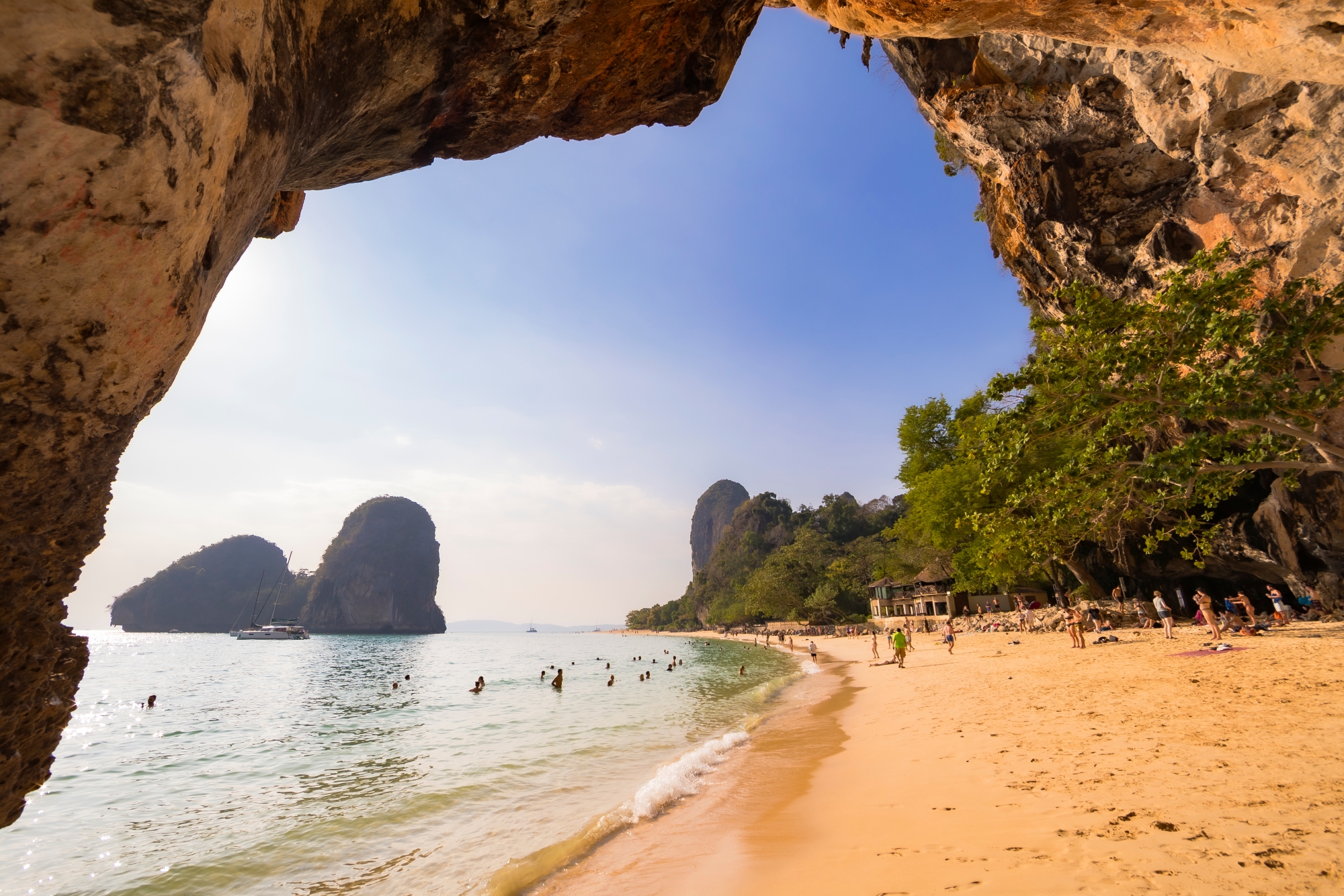 Playa de Railay con acantilados de piedra caliza