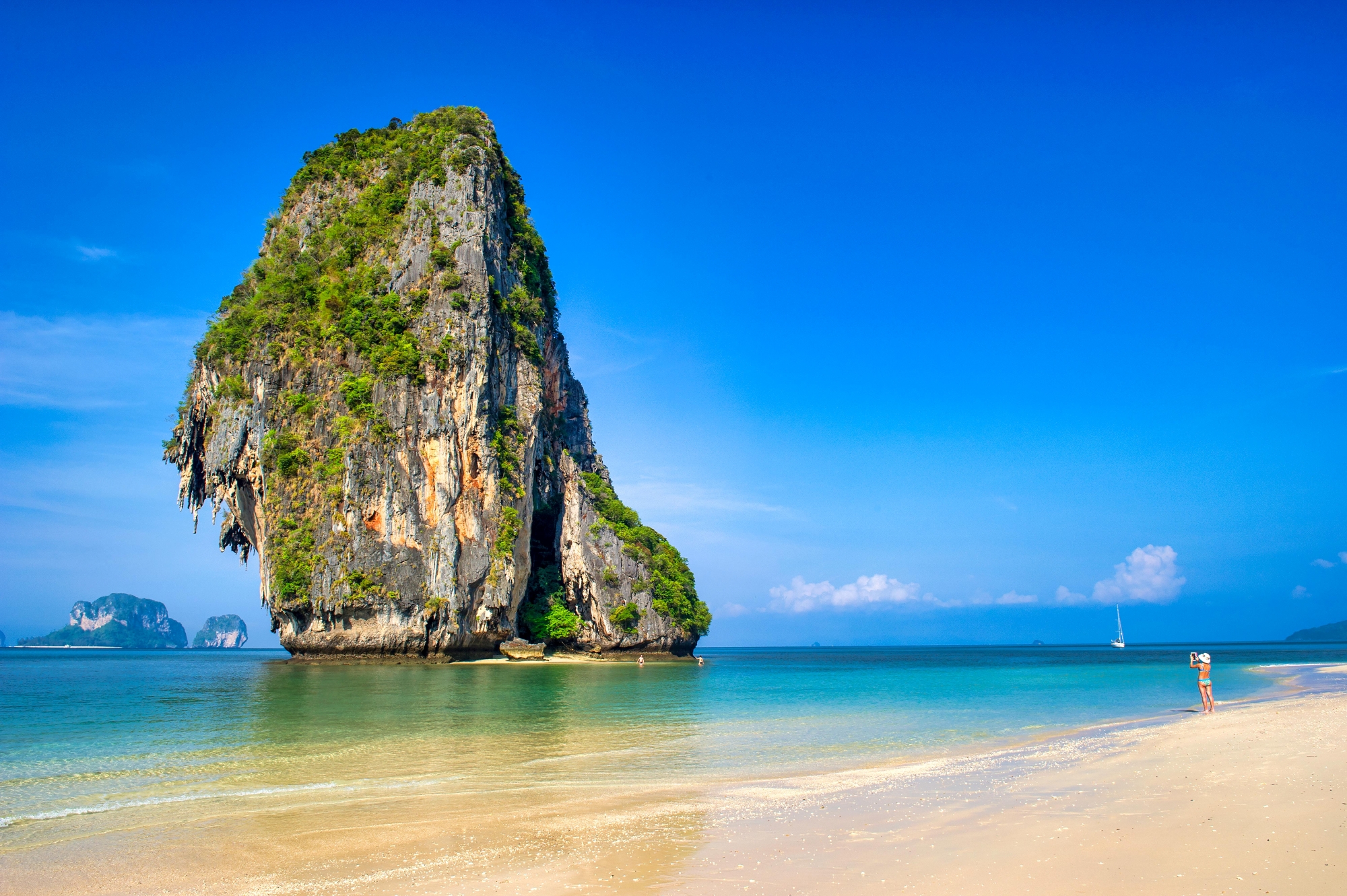 Playa de Phra Nang con acantilados de piedra caliza