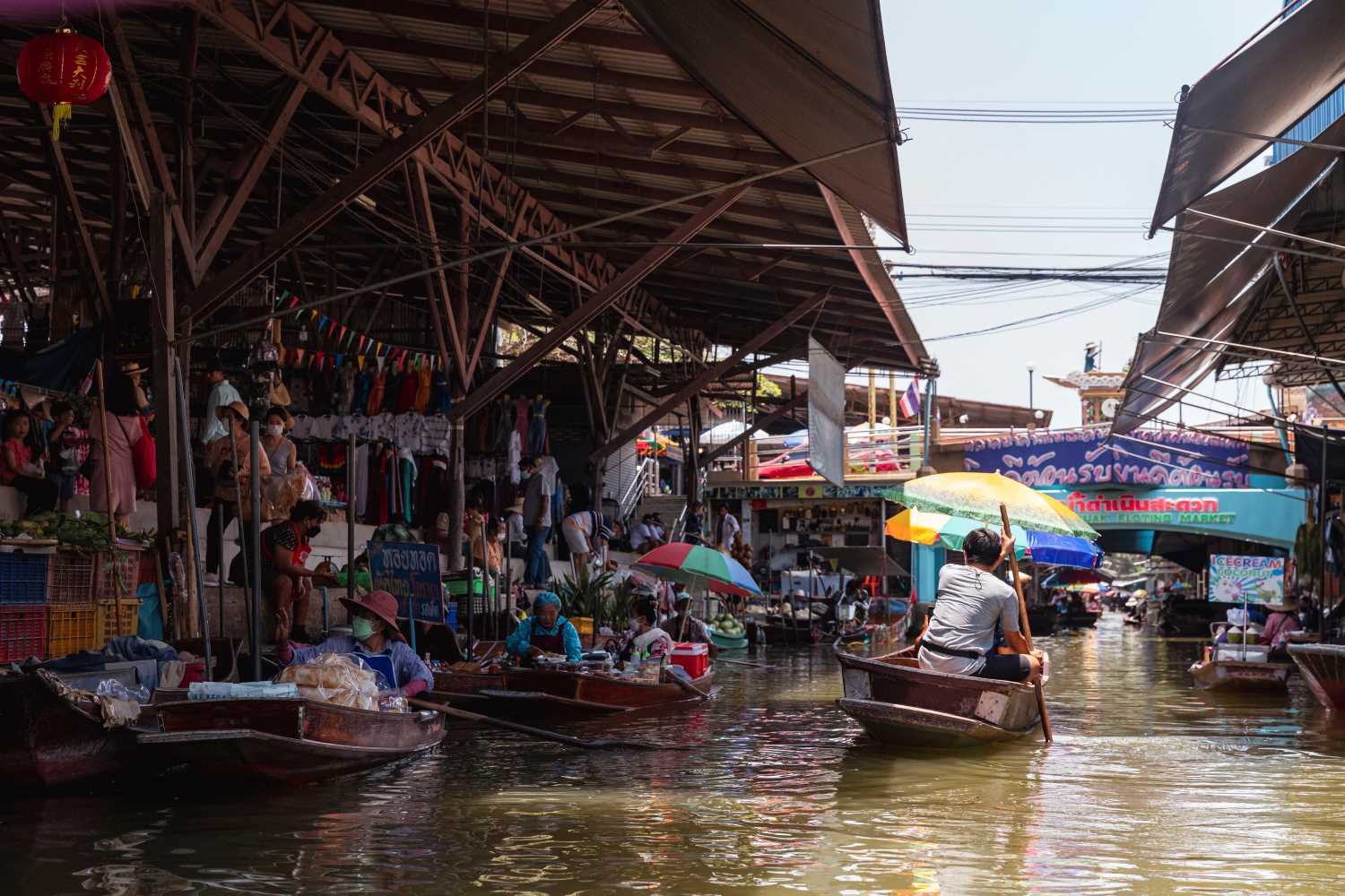 Barcas en el mercado flotante de Damnoen Saduak