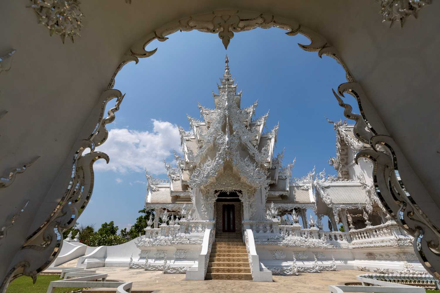 Fachada del Templo Blanco de Chiang Rai