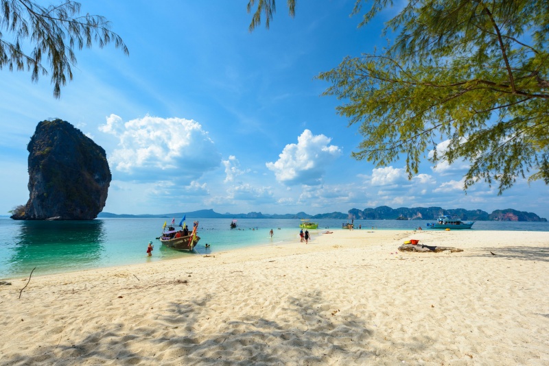 Playa de arena blanca en Poda Island