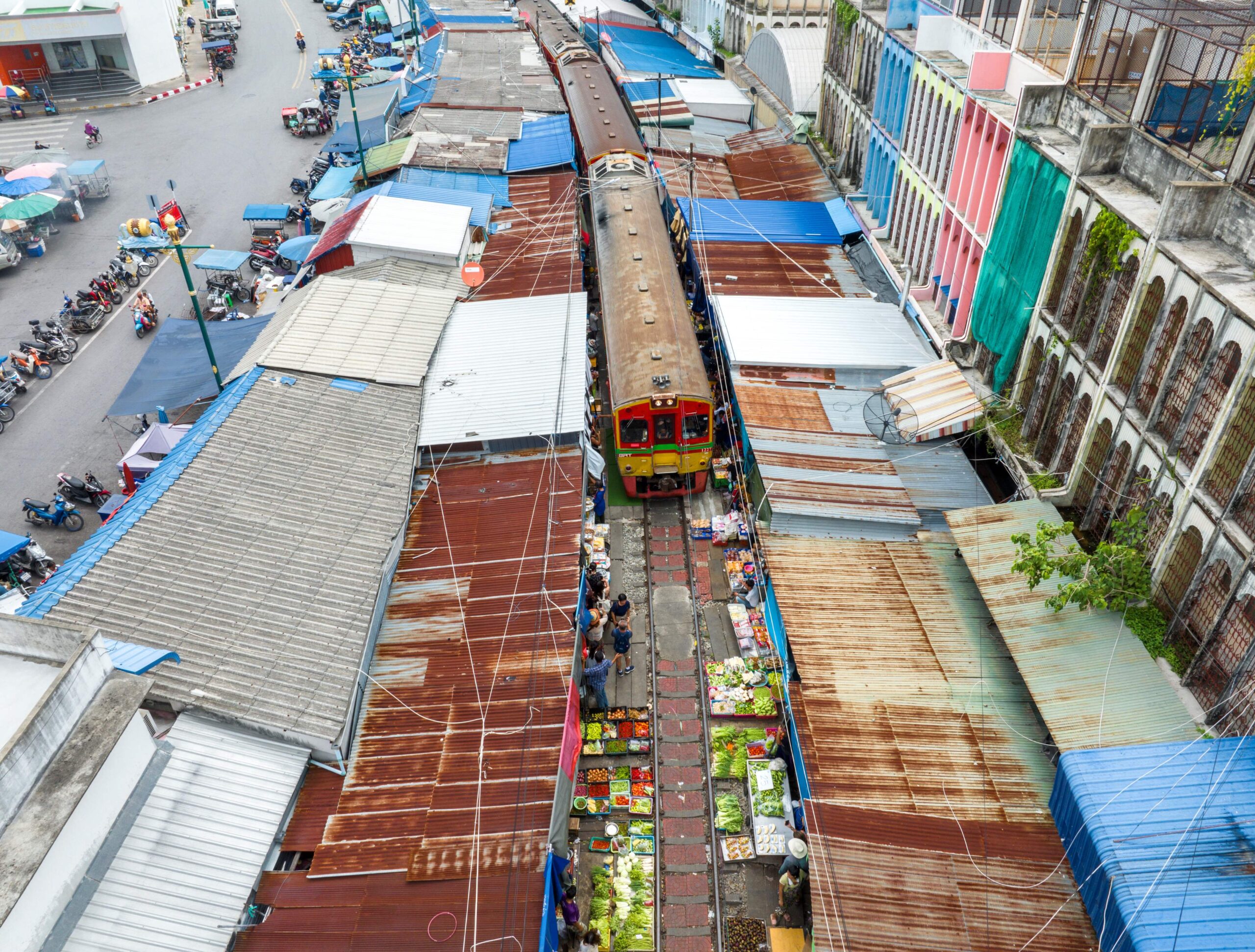 Tren atravesando el Mercado de Maeklong