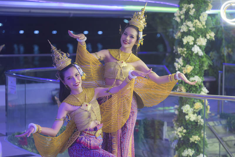 Actuación en directo durante un crucero por el río Chao Phraya