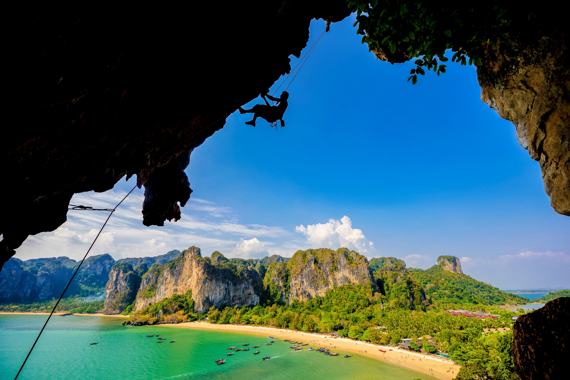 Railay Beach en Krabi con acantilados de piedra caliza y aguas turquesas