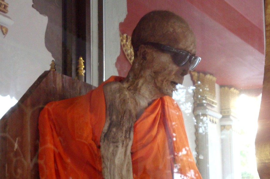 Wat Khunaram en Koh Samui con el monje momificado