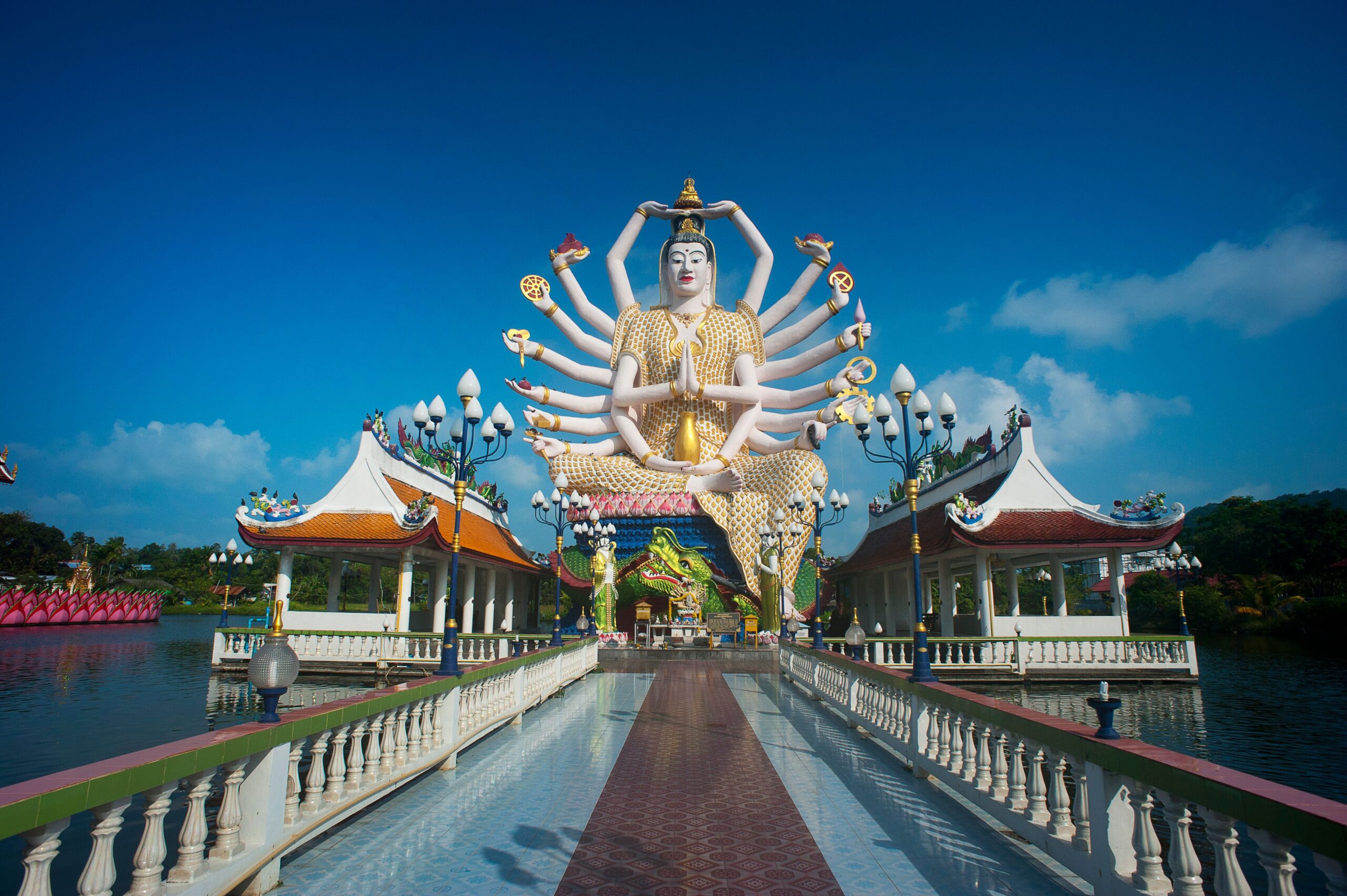 Wat Plai Laem en Koh Samui con sus esculturas y templo junto al lago