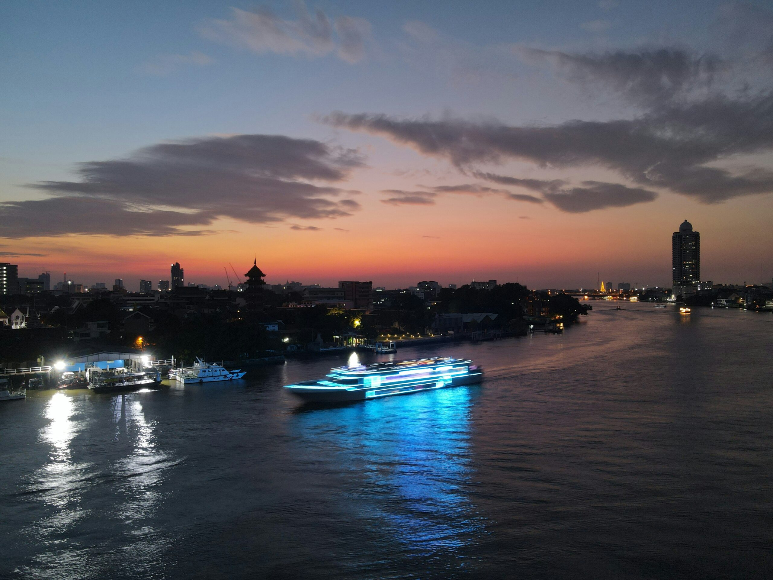 Bangkok iluminado de noche desde el río Chao Phraya