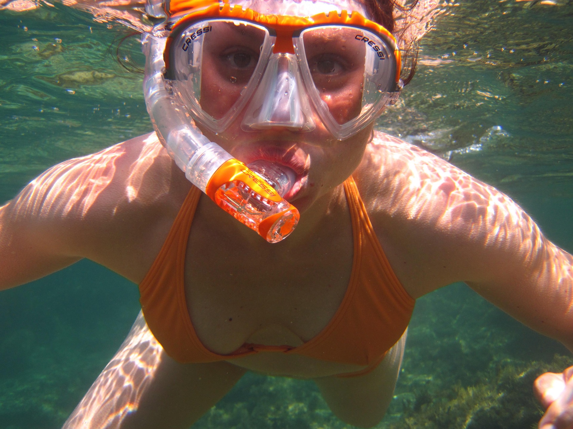 Persona haciendo buceo en las aguas cristalinas de Krabi