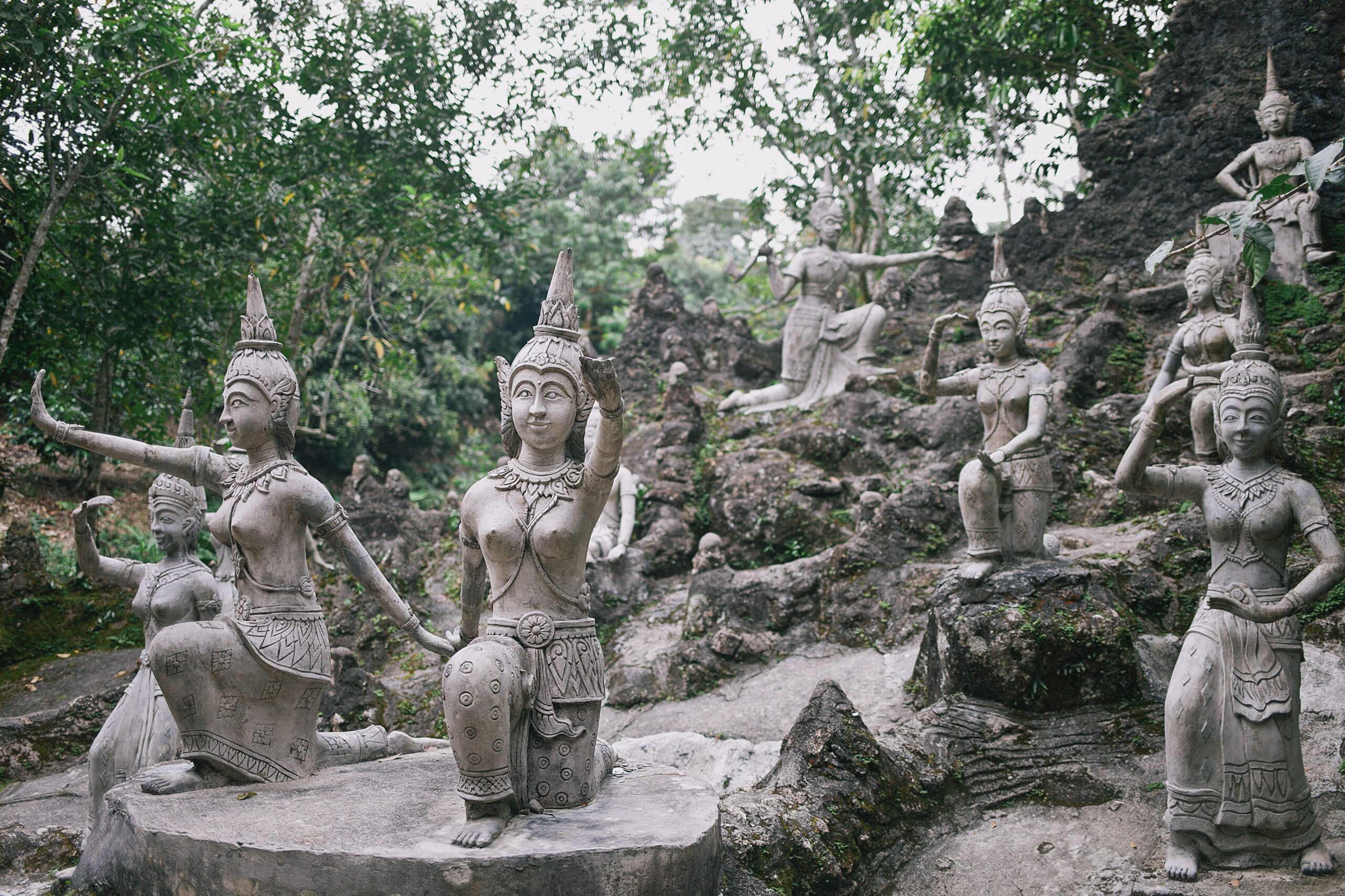 Tarnim Magic Garden en Koh Samui con esculturas entre la vegetación