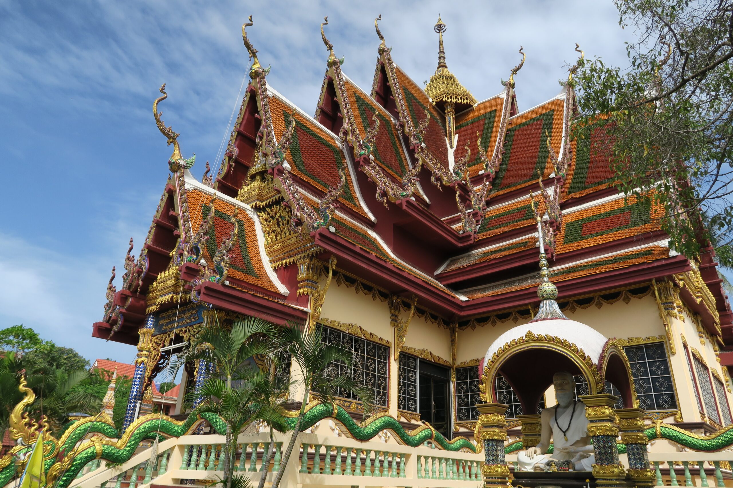 Templo de Wat Plai Laem en Koh Samui junto al lago